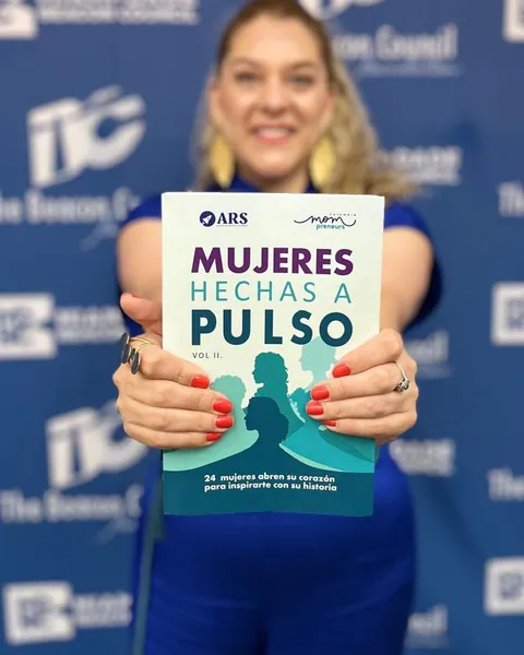 Nathalia Miranda sostiene el libro Mujeres hechas a pulso, volumen II
