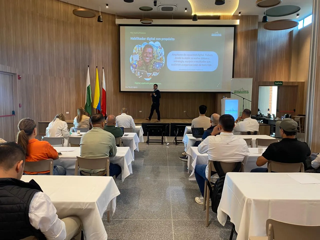 José Rodríguez facilitando a gerentes en la Cámara de Comercio del Oriente Antioqueño