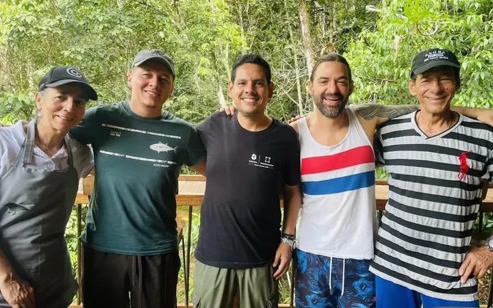 José Rodríguez con la comunidad en un territorio de selva